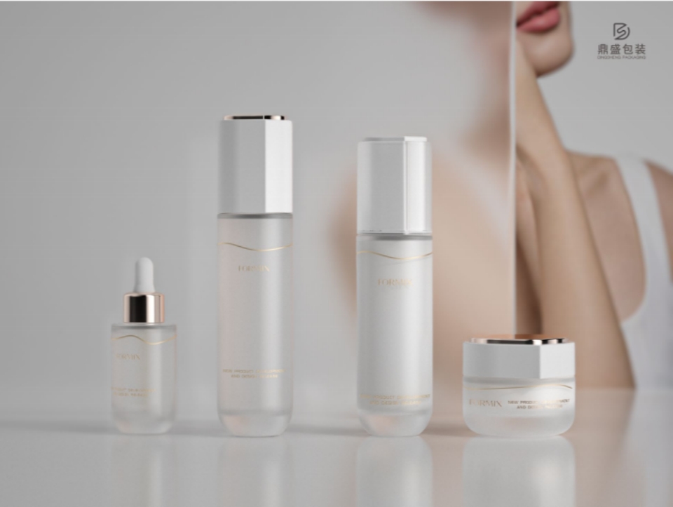 How Frosting and Coating Techniques Enhance the Ergonomics of Skincare Glass Bottles？